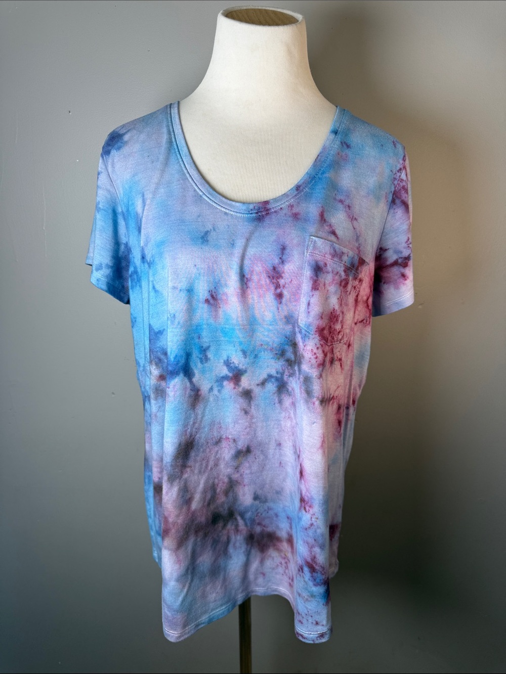 Tie-Dye Short Sleeve Scoop Neck Top in Blue and Pink